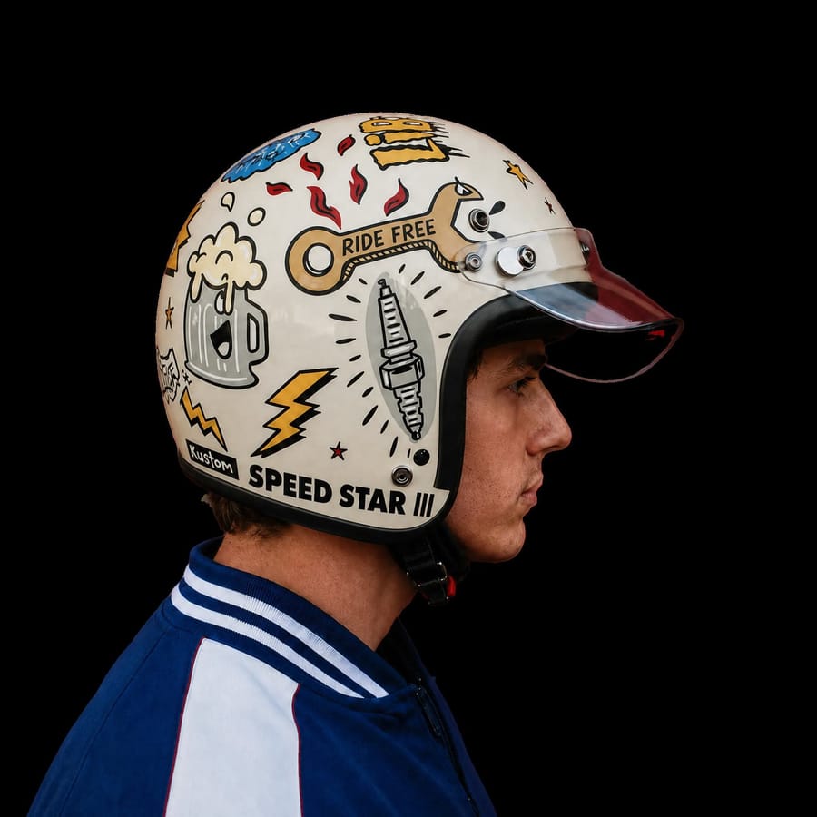 Capacete com desenhos impressos