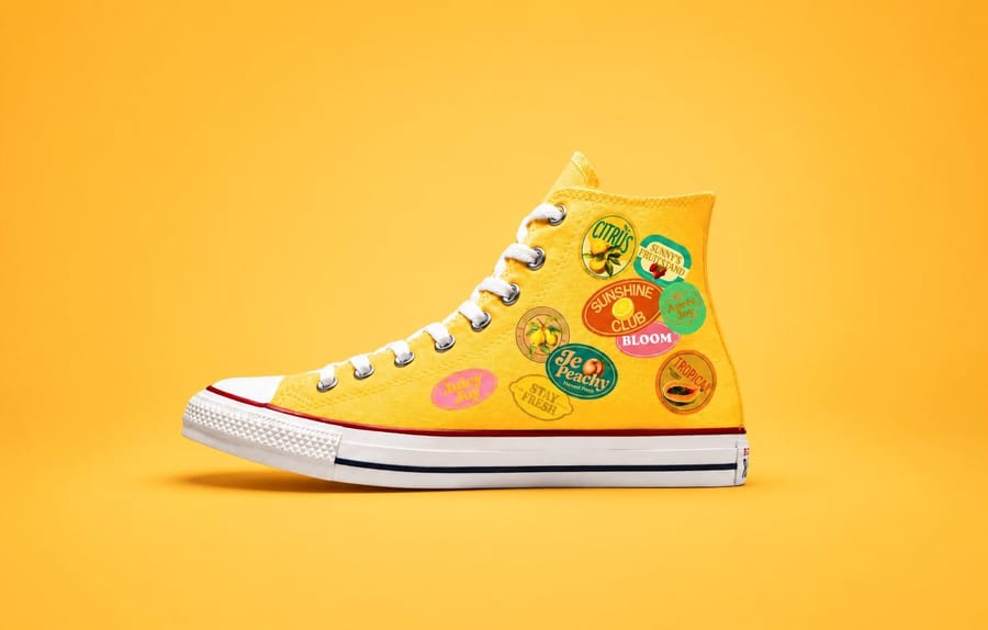 Tênis amarelo com estampas coloridas